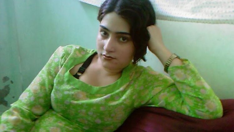 Таджичка показывает грудь