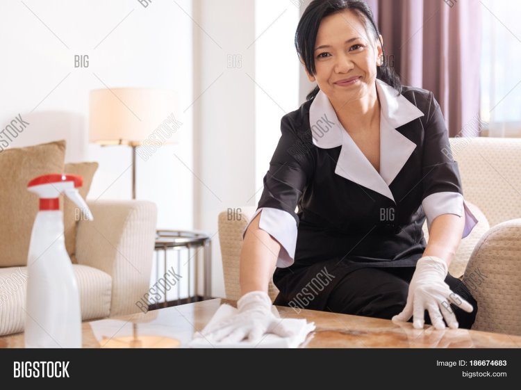 Горничная азиатка в отеле