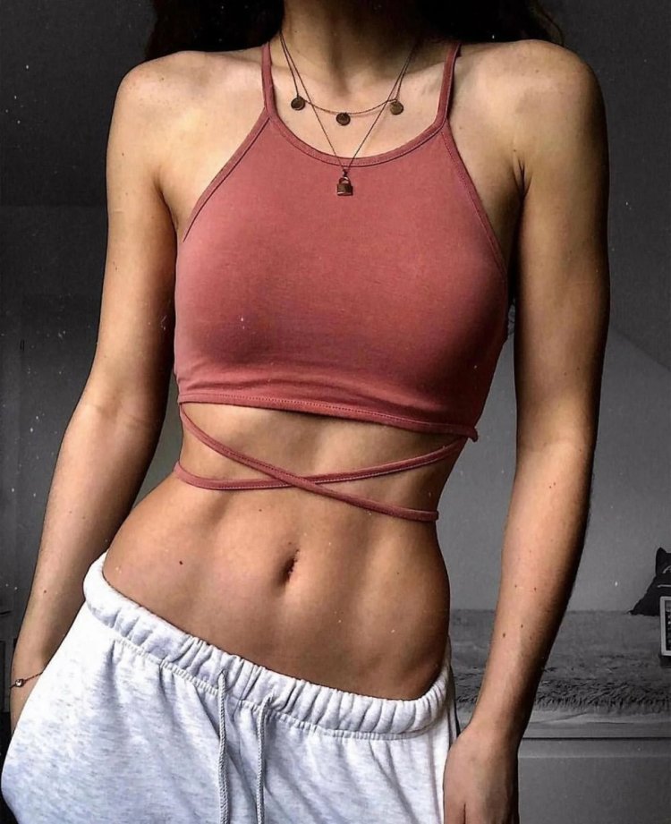 Девушка с прессом и талией