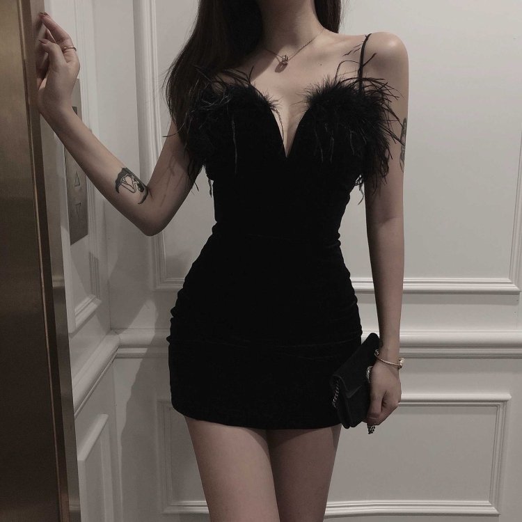 Кореянка в черном обтягивающем платье