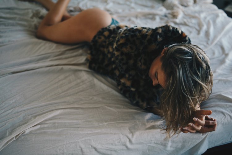 Растрепанные волосы в постели