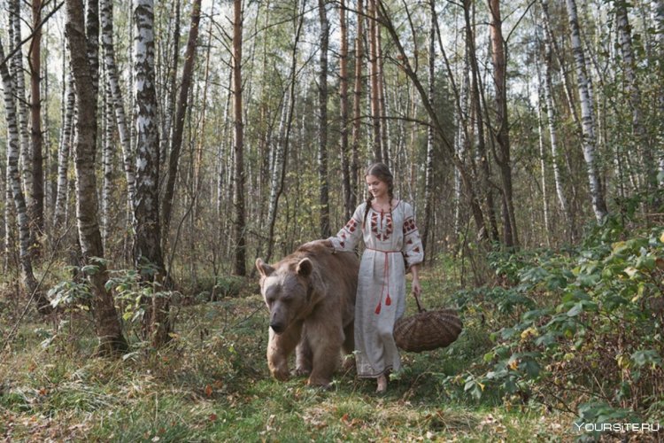 Русская девушка с медведем