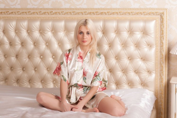 Девушка в пеньюаре на кровати