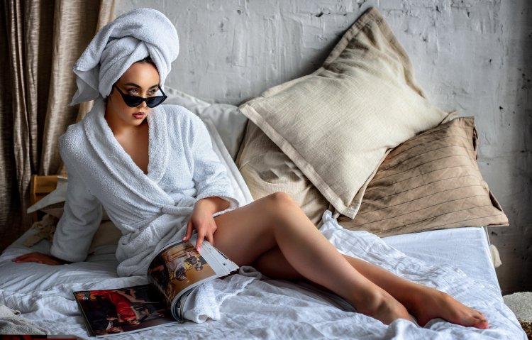 Девушка в халате на кровати