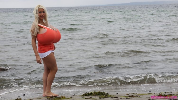 Майра Хиллс без одежды