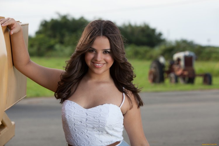 Улыбается девушка до пояса