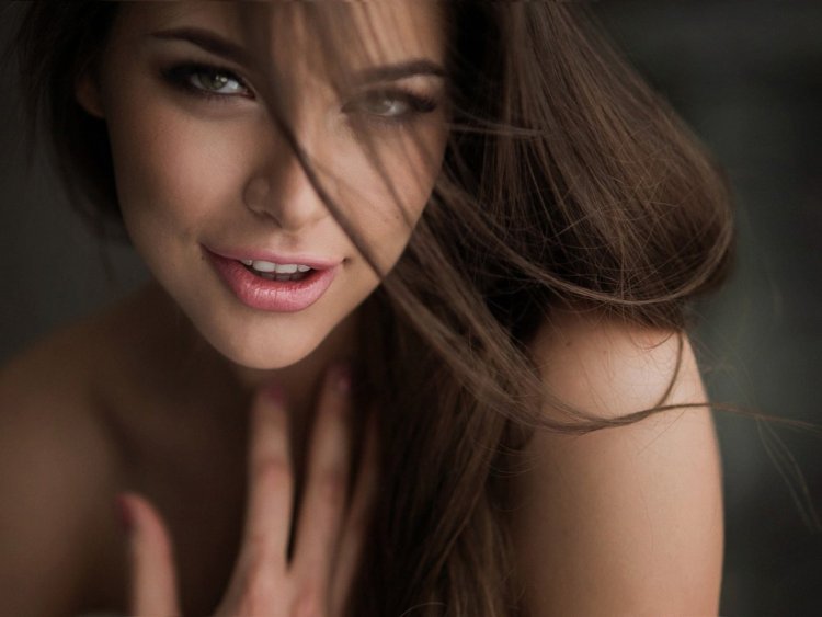 Игривая девушка