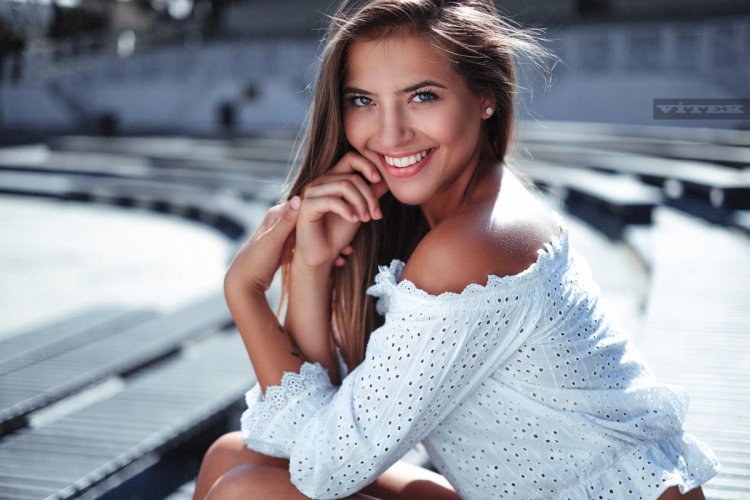 Красивая улыбка девушки