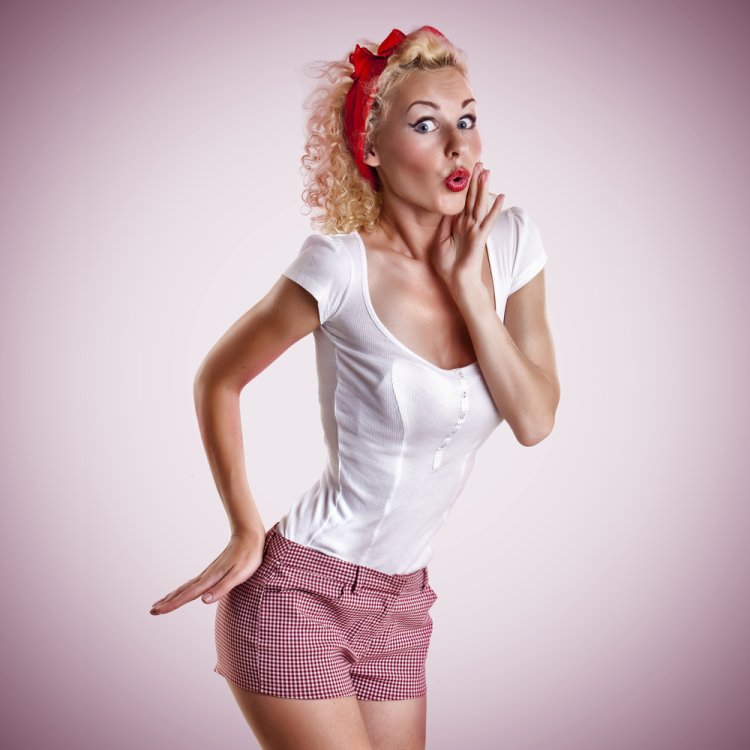 Блондинка в стиле пин ап