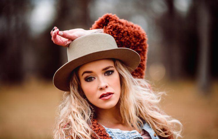Женщина в шляпе