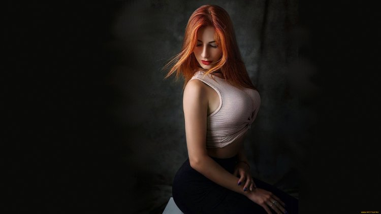 Рыжая девушка на темном фоне