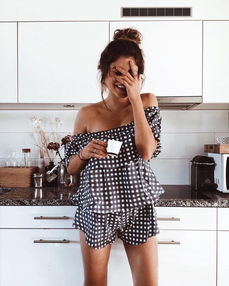 Девушки в пижамках на кухне