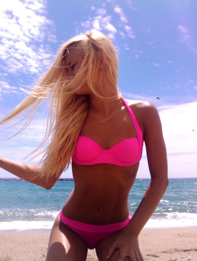 Блондинка в розовом купальнике