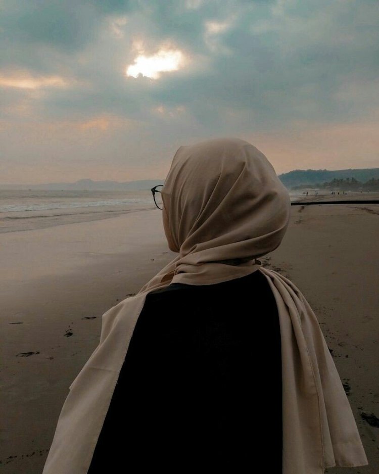 Мусульманки в платках со спины