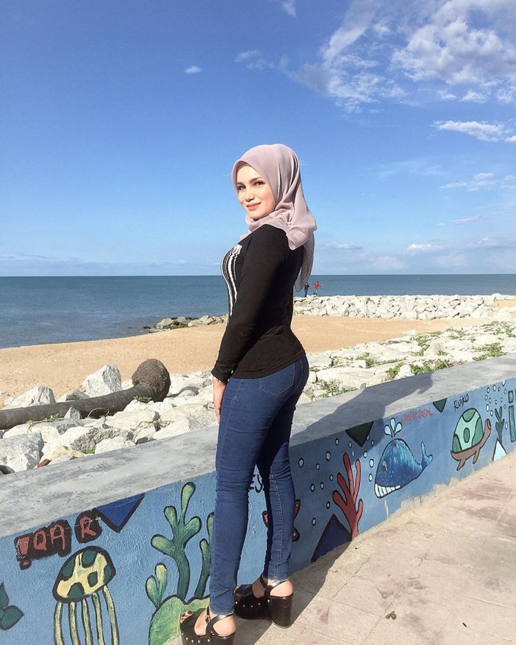 Девушки в хиджабе в джинсах