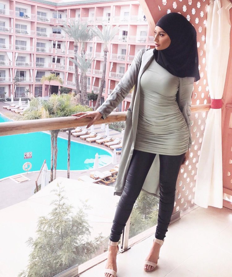 Девушки в хиджабе в обтяжку