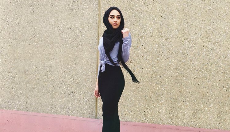 Стройная девушка в хиджабе