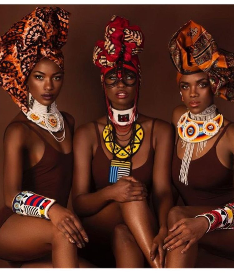 Негр в купальнике