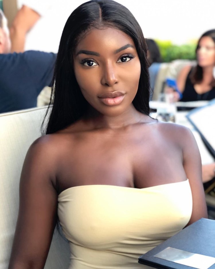 Африканка с кувшином на голове