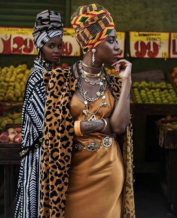 Африканка в тюрбане и платье