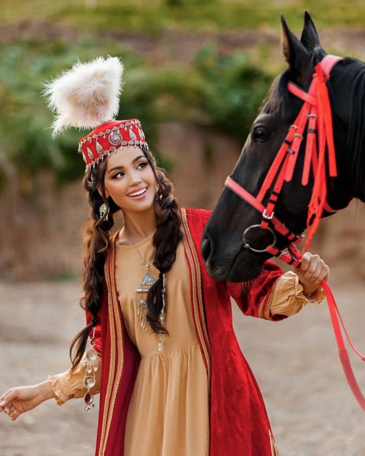 Красивые казашки в национальной одежде