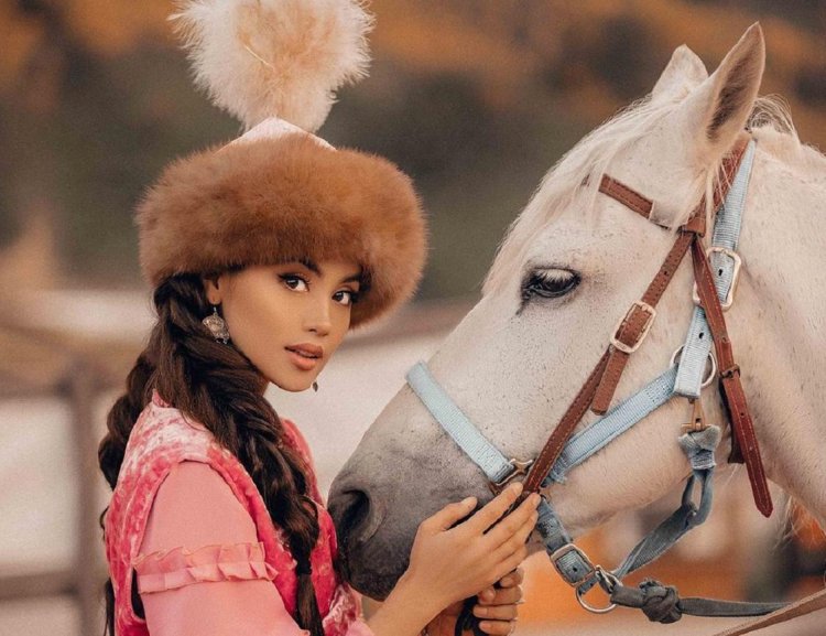 Казашка в национальном костюме