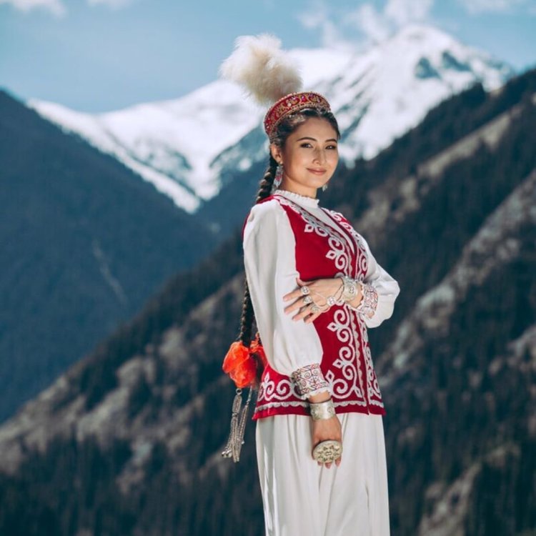 Красивые казашки национальном одежде горы