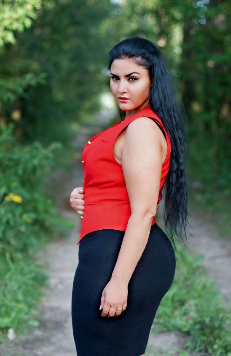 Женщина полненькая в социальных сетях