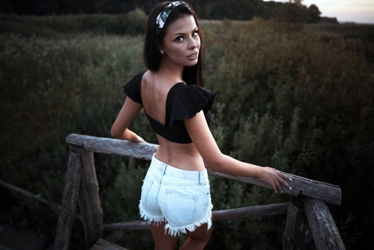 Девушки брюнетки в шортах