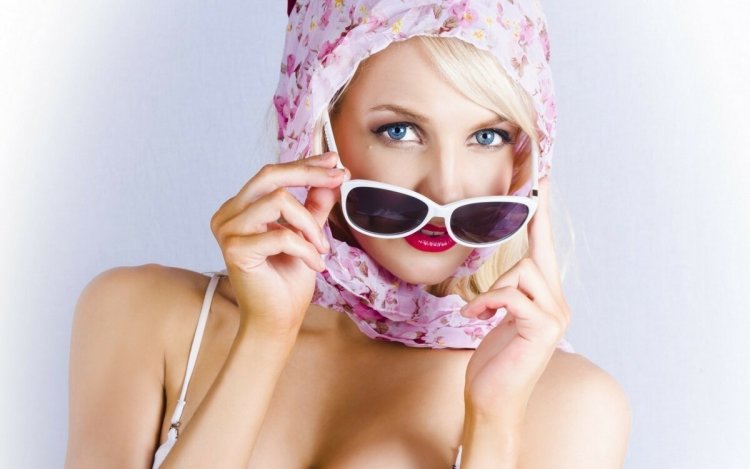 Девушка в платке