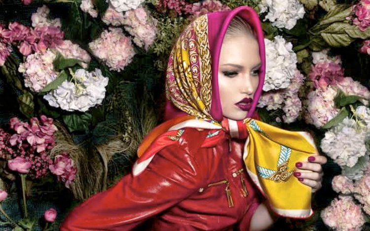 Девушка в модном платке