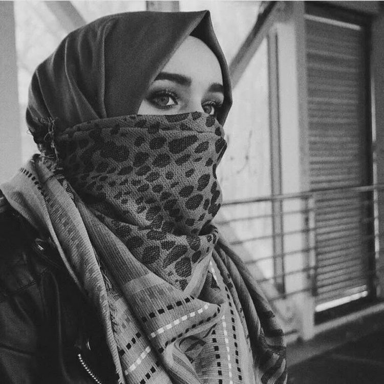 Девушка с платком на лице