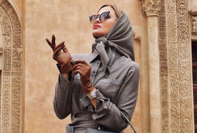 Девушка в платке и очках