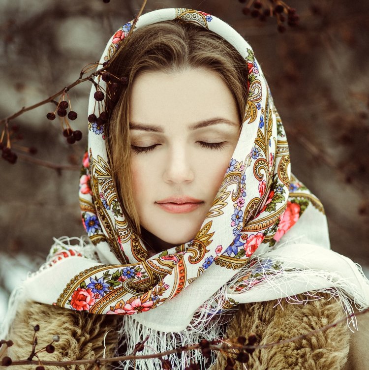 Красивая женщина в платке
