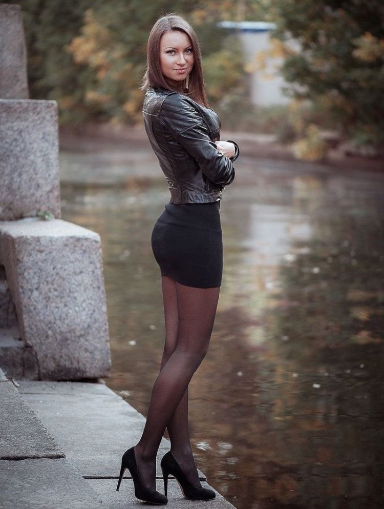 Анастасия Акатова в юбке