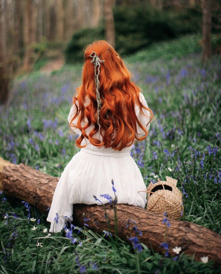 Рыжие волосы со спины