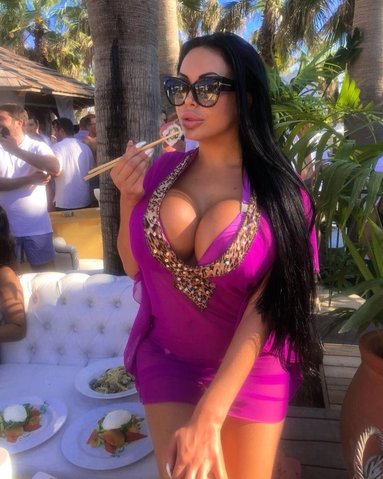 Amanda Lee в платье