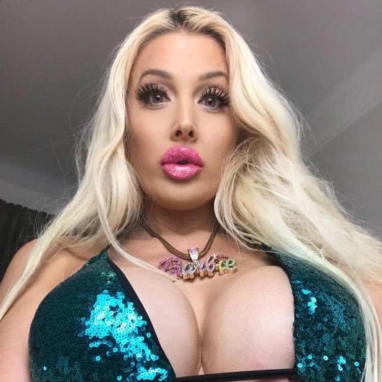 Nicolette Shea Бимбо селфи