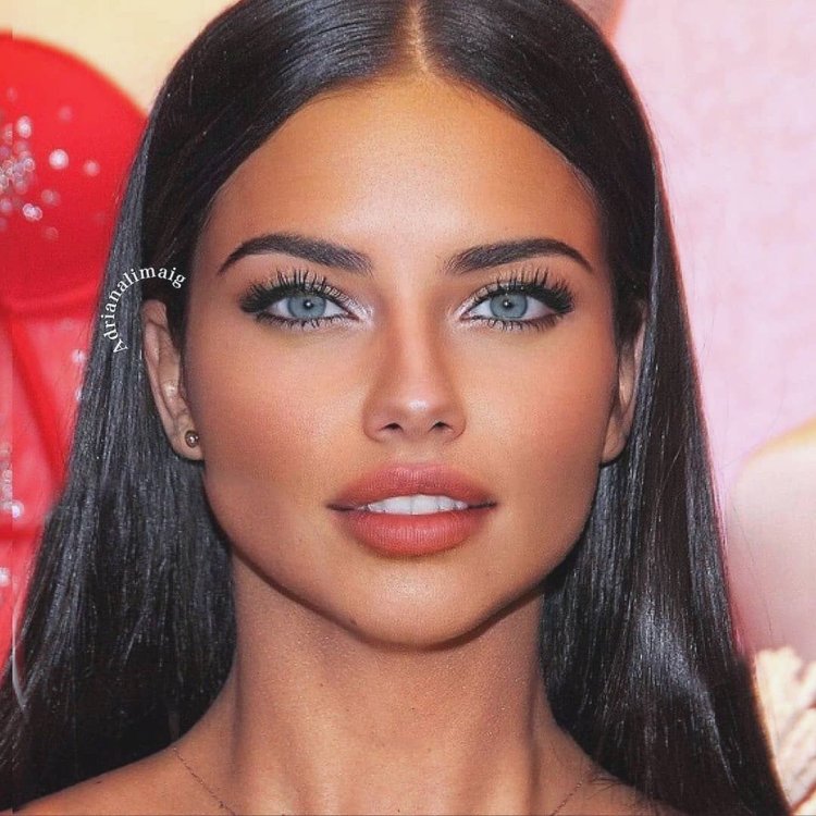 Адриана Лима анфас