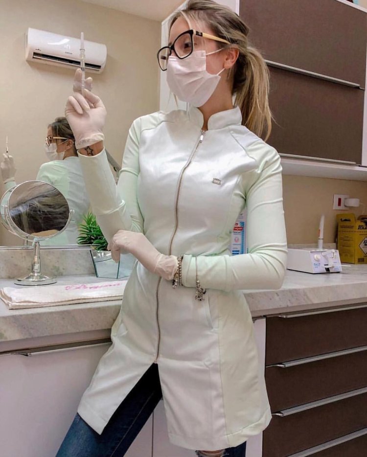 Медицинский халат на голое тело