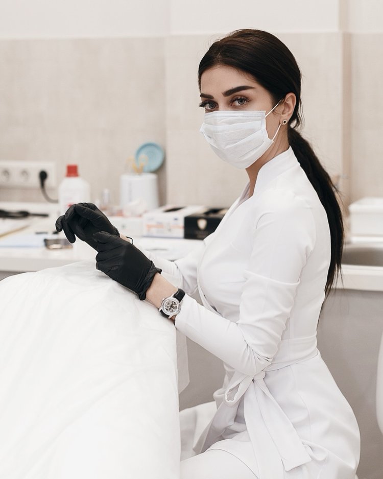 Рыжая в белом халате