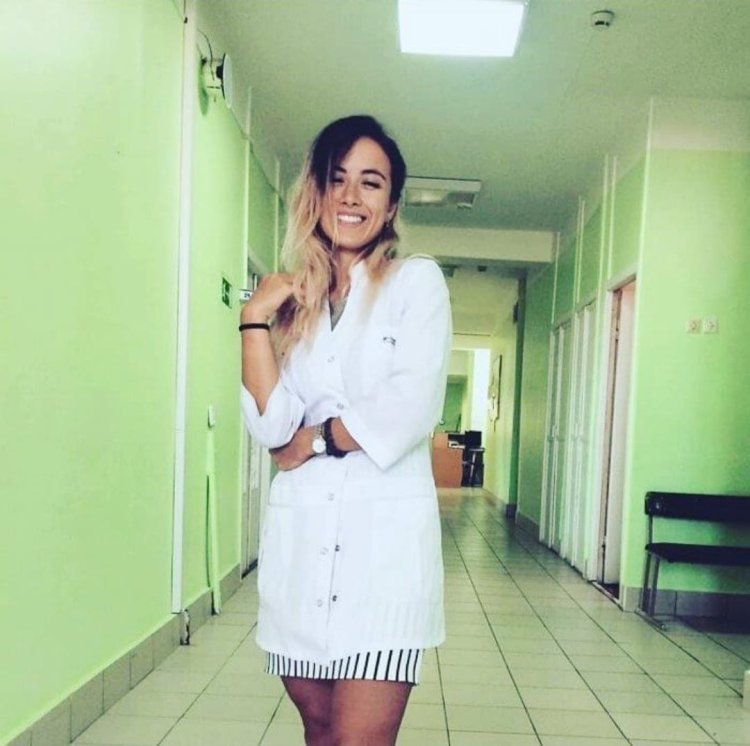 Девушка в медицинской форме