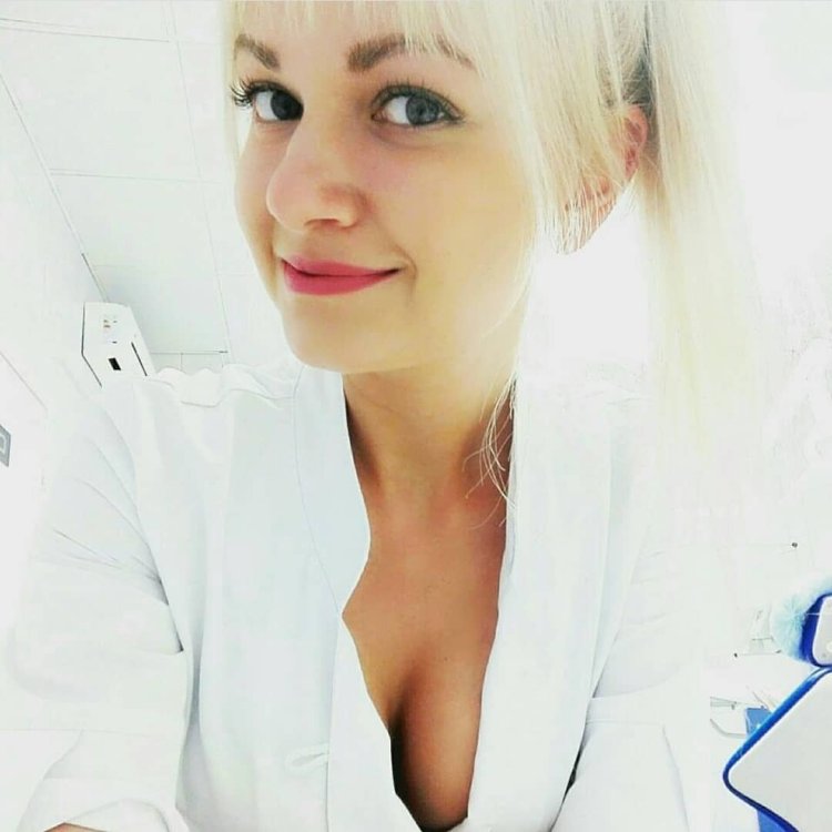 Медсестры в белых штанах