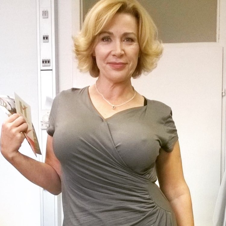 Дениз милани в декольте