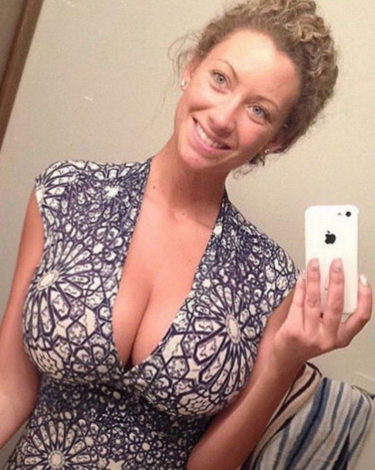 Взрослая женщина в бюстгальтере