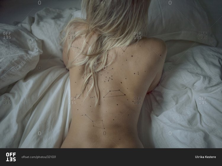 Блондинка с родинкой на спине