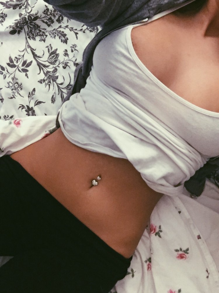 Девушка без лифчика без лица