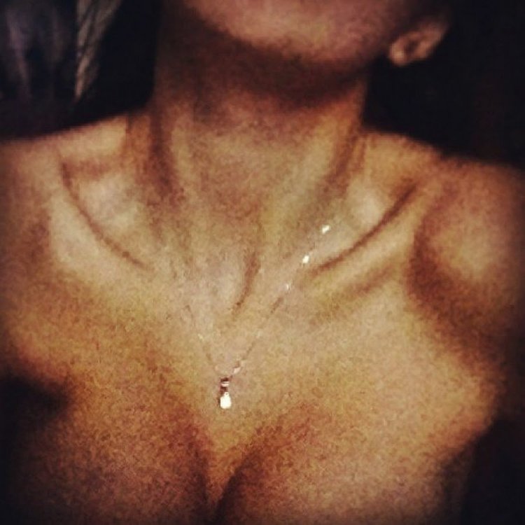 Грудь в темноте