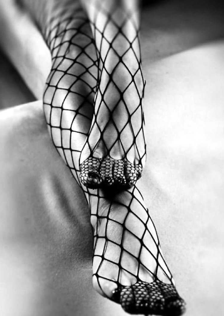 Стопы в сетчатых колготках
