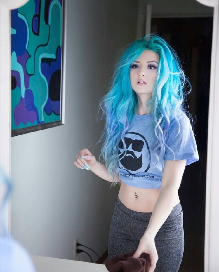 Девушка с синими волосами